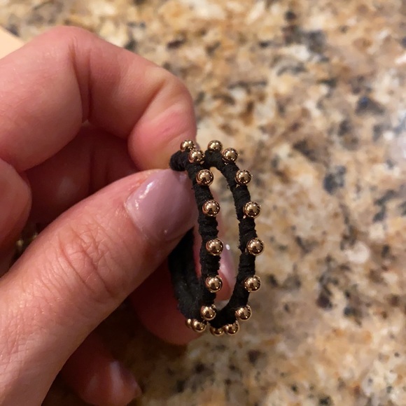 Black and gold colored hoop earrings - Picture 2 of 5